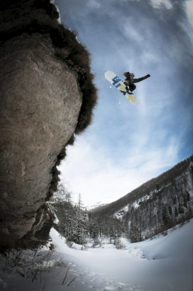 ACTION SPORT PHOTOGRAPHY_Giorgio Ciancaleoni snowboarder (Burton snowboards) di Varese, cliff all'Alpe Devero (VB) action sports photography per SNOWBOARDER magazine