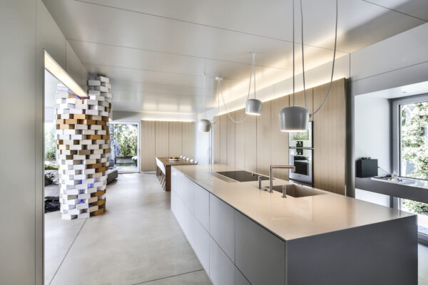 interno cucina moderna con isola interior Lugano