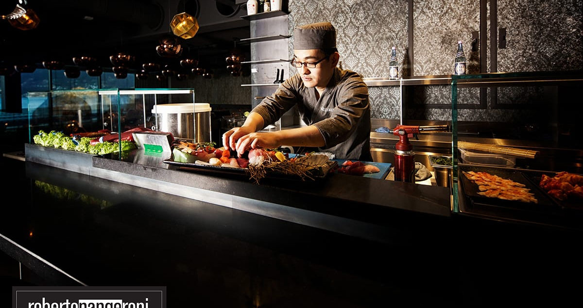 Ritratto di maestro del Sushi in azione presso il Blu Restaurant and Lounge di Locarno.