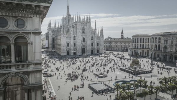 Drone in Piazza Duomo a Milano per Divani&Divani by Natuzzi. Riprese foto e video aeree con droni